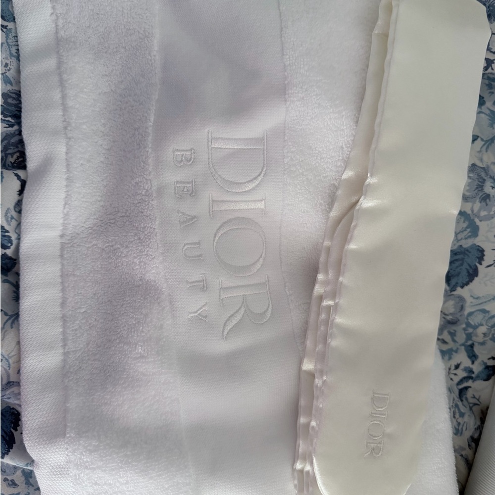 White Dior Beauty Vanity Case - Picture 5 of 5